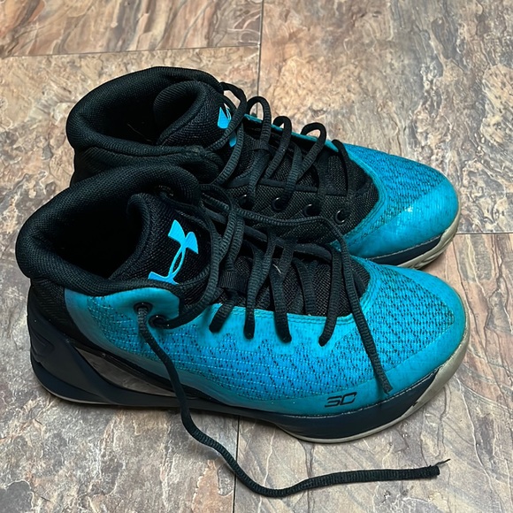 Under armor shoes - Picture 1 of 3